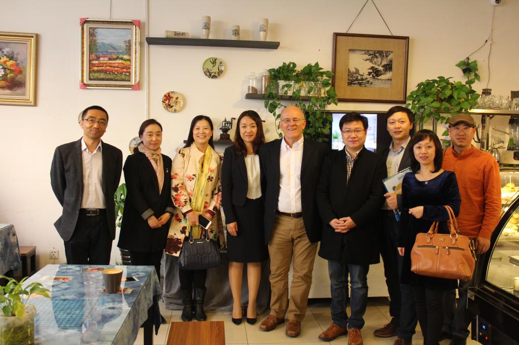 凯文 邦德博士一行参观了赌博游戏app
的108创意空间